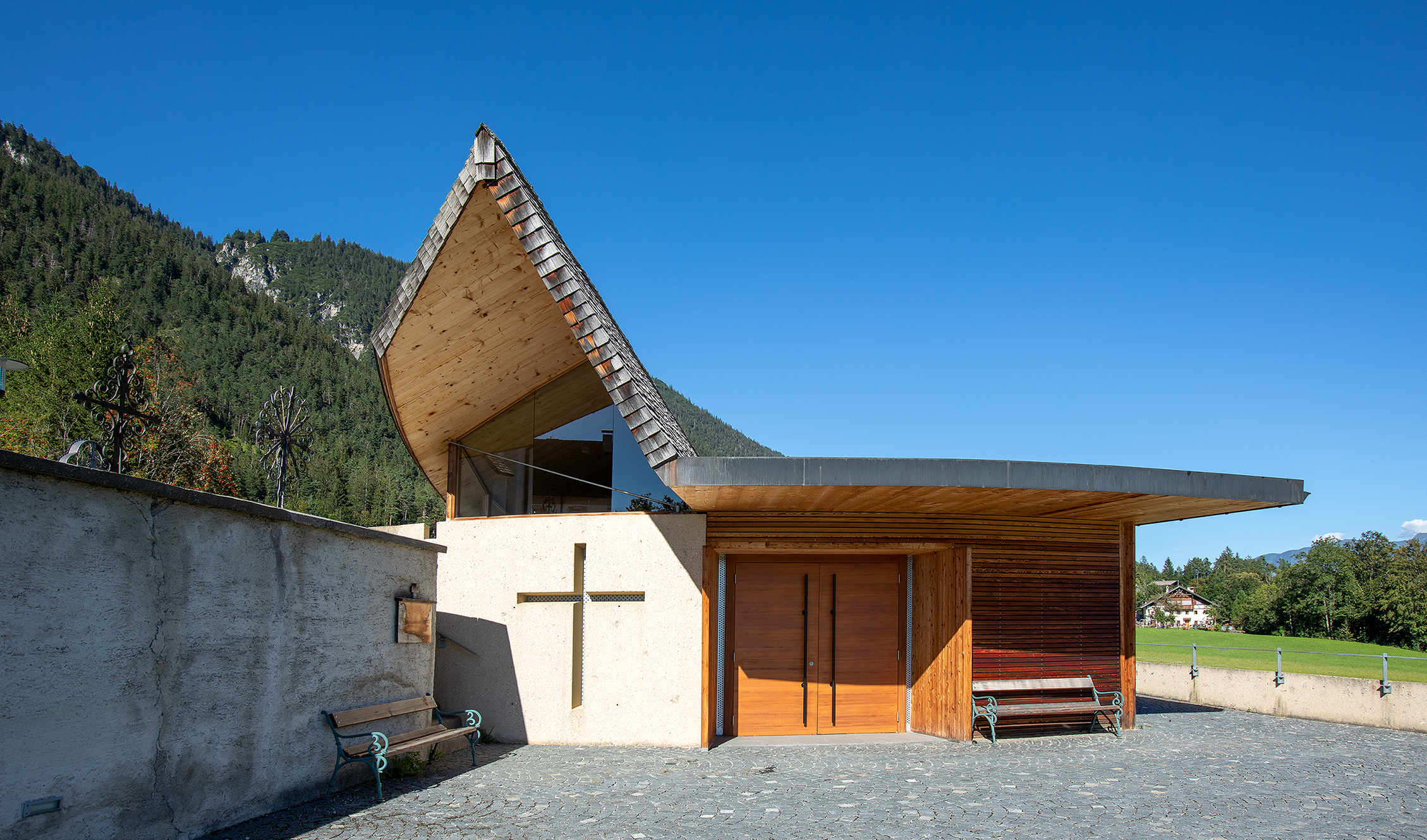 Eingangsbereich der Aufbahrungskapelle Gnadenwald von außen