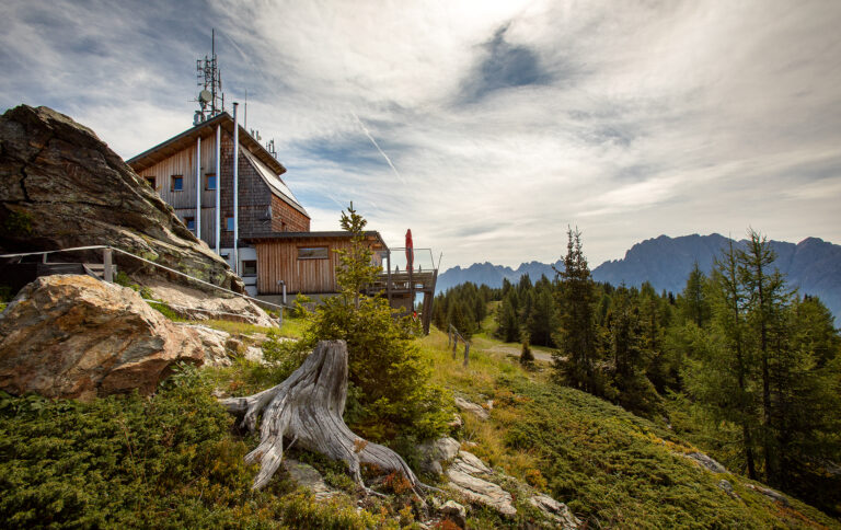 Hochsteinhütte im Sommer hinter Fels