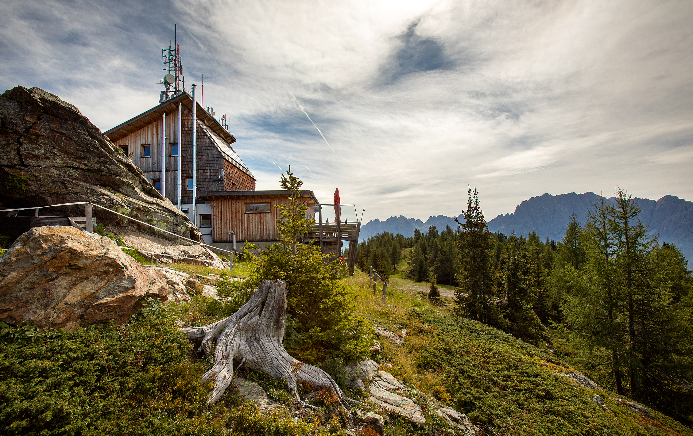 Hochsteinhütte im Sommer hinter Fels