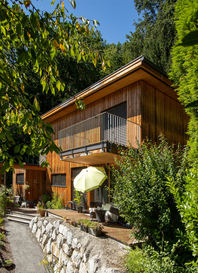 Außenansicht eines Wohnhauses mit Holzfassade