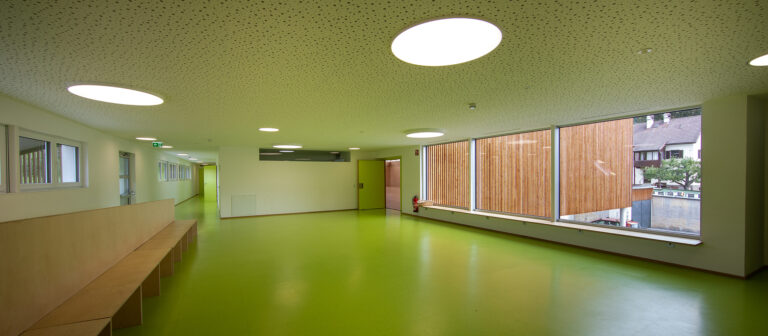 Innenansicht des Foyers der Turnhalle Fritzens