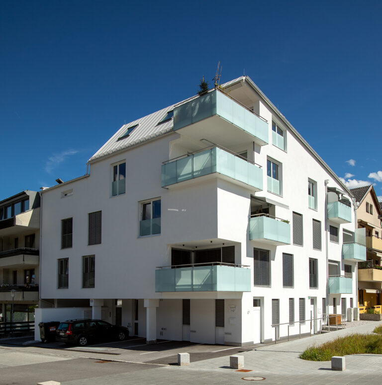 Außenansicht einer Wohnanlage als Eckbebauung in weiß