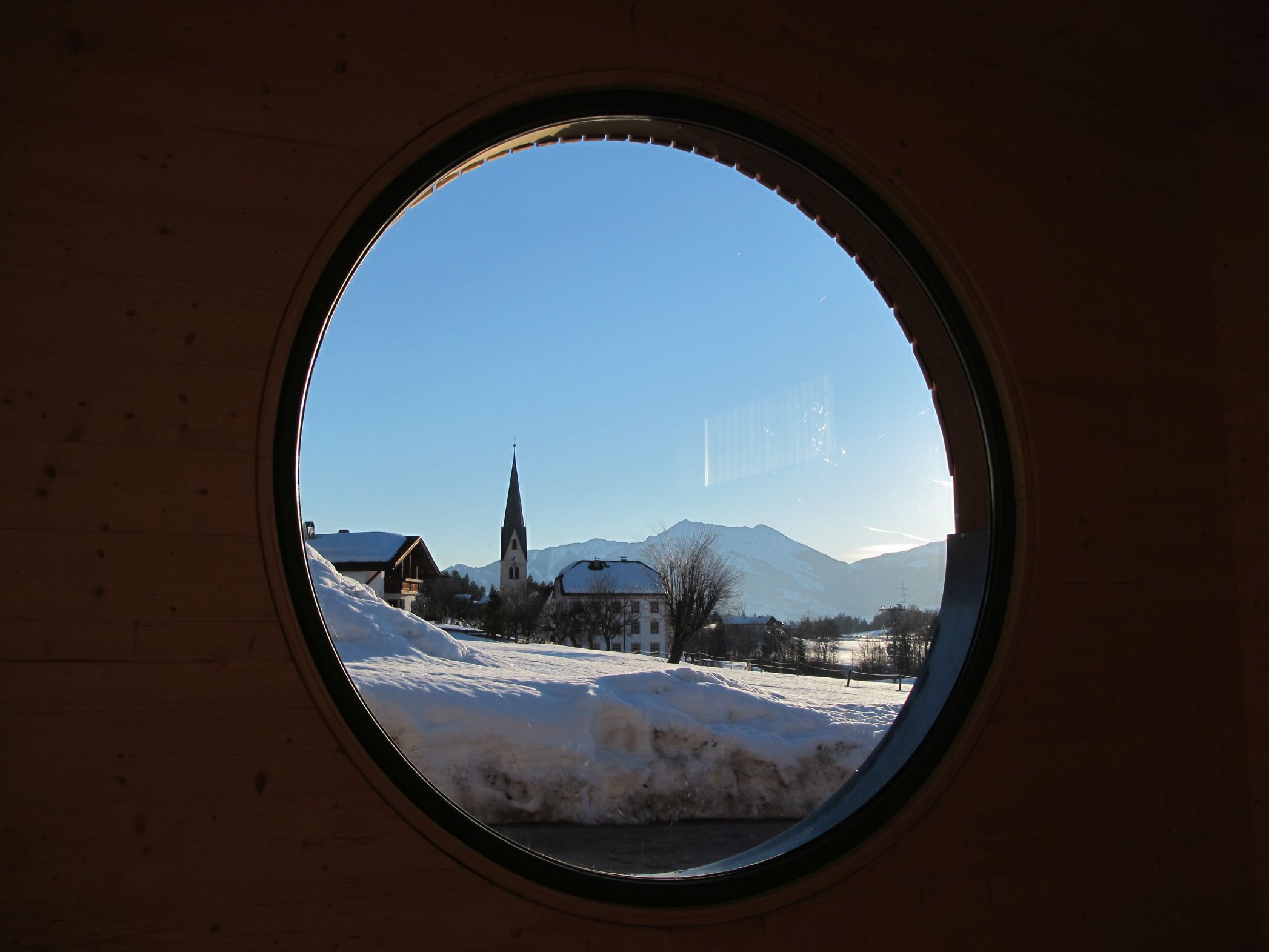 Kreisförmiges Fenster mit Blick auf die Kirche St. Michael